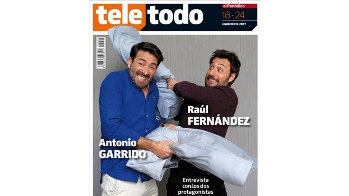 Raúl Fernández y Antonio Garrido se liaron a una guerra de almohadas en el 'Teletodo' de EL PERIÓDICO.
