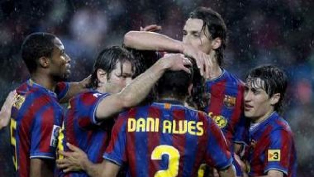 La plantilla del Barça celebra su primer gol.