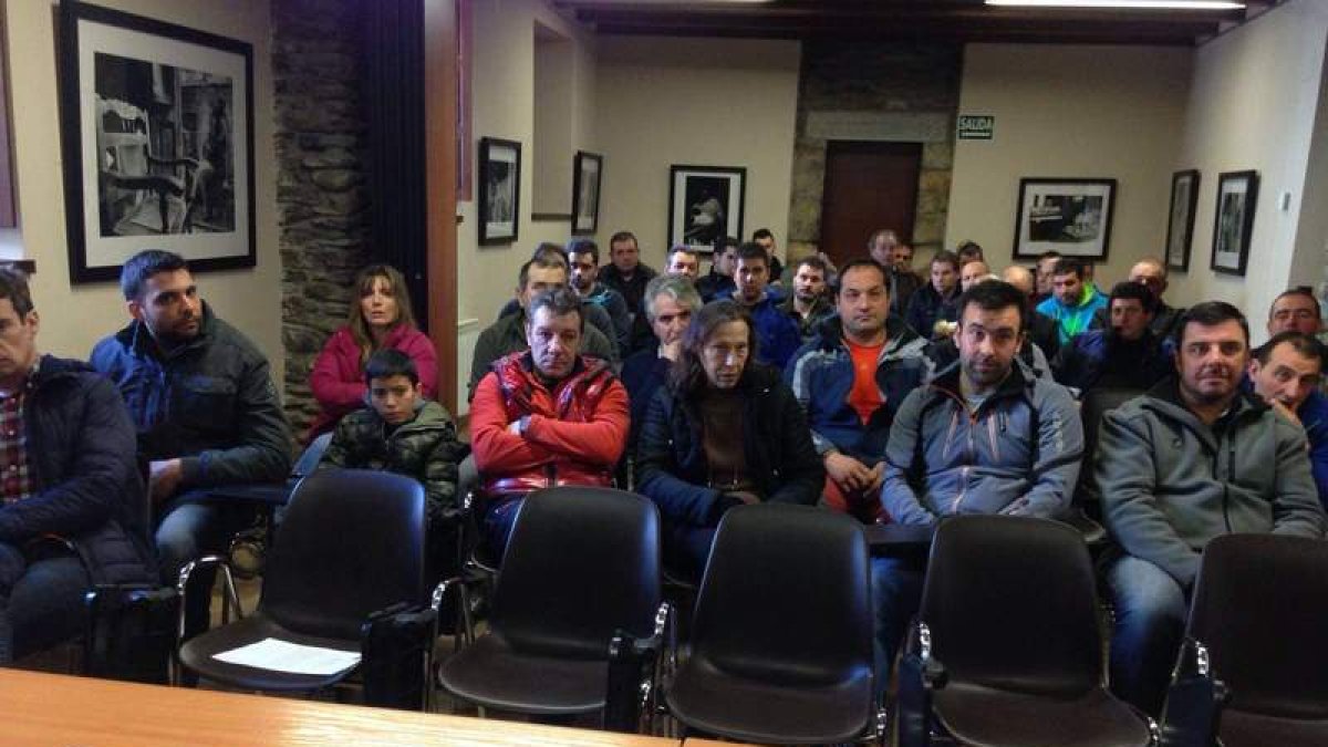 Participantes en la reunión celebrada en Murias de Paredes. dl
