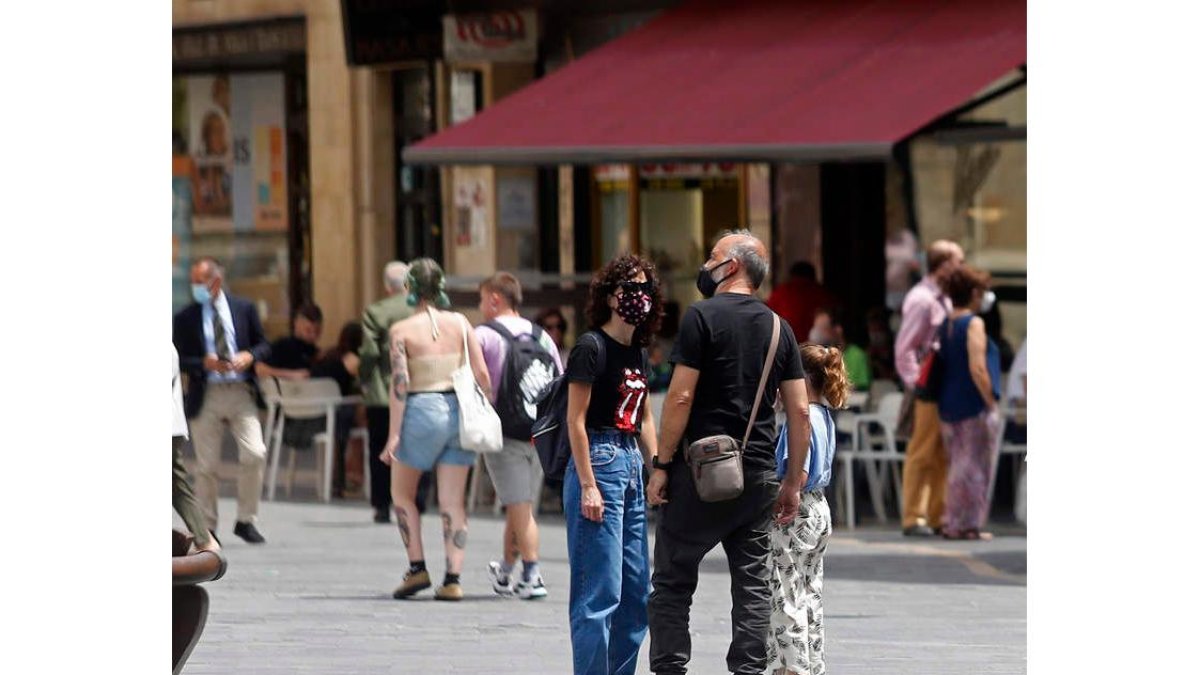 Gente caminando por la calle en León. FERNANDO OTERO