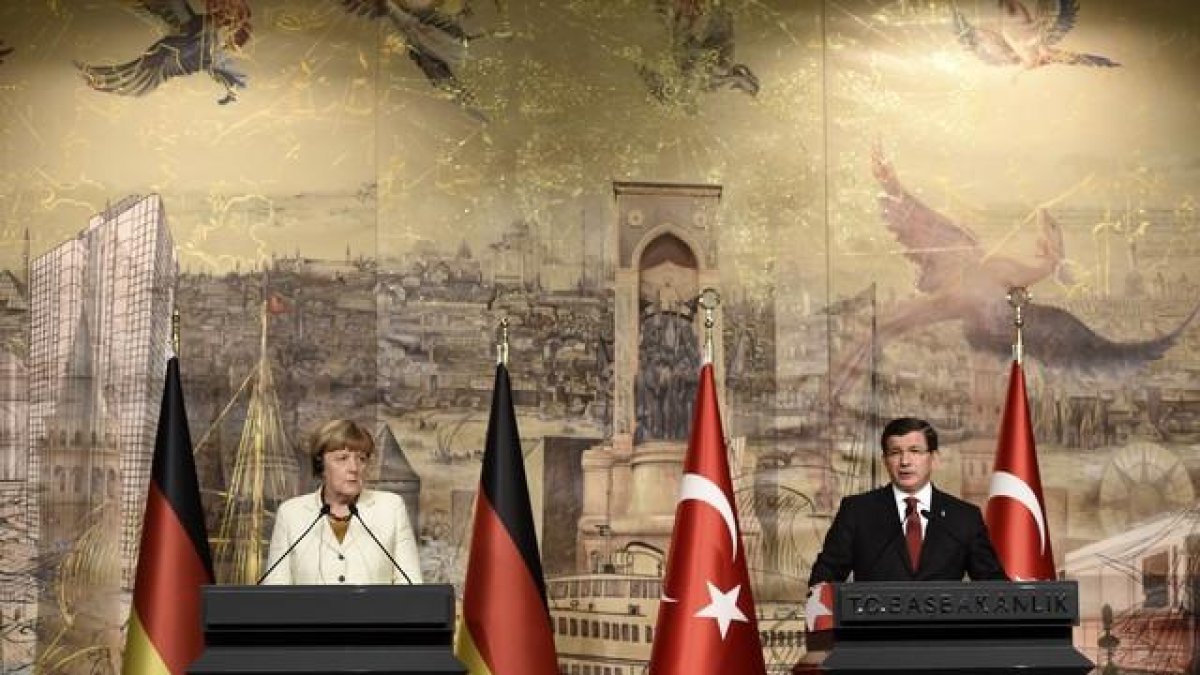 La cancillera alemana, Angela Merkel, y el primer ministro turco, Ahmet Davutoglu, en una rueda de prensa en Estambul.