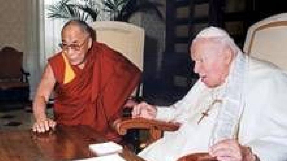 El Dalai Lama conversa con el Papa en una visita que el Vaticano considera de contenido religioso
