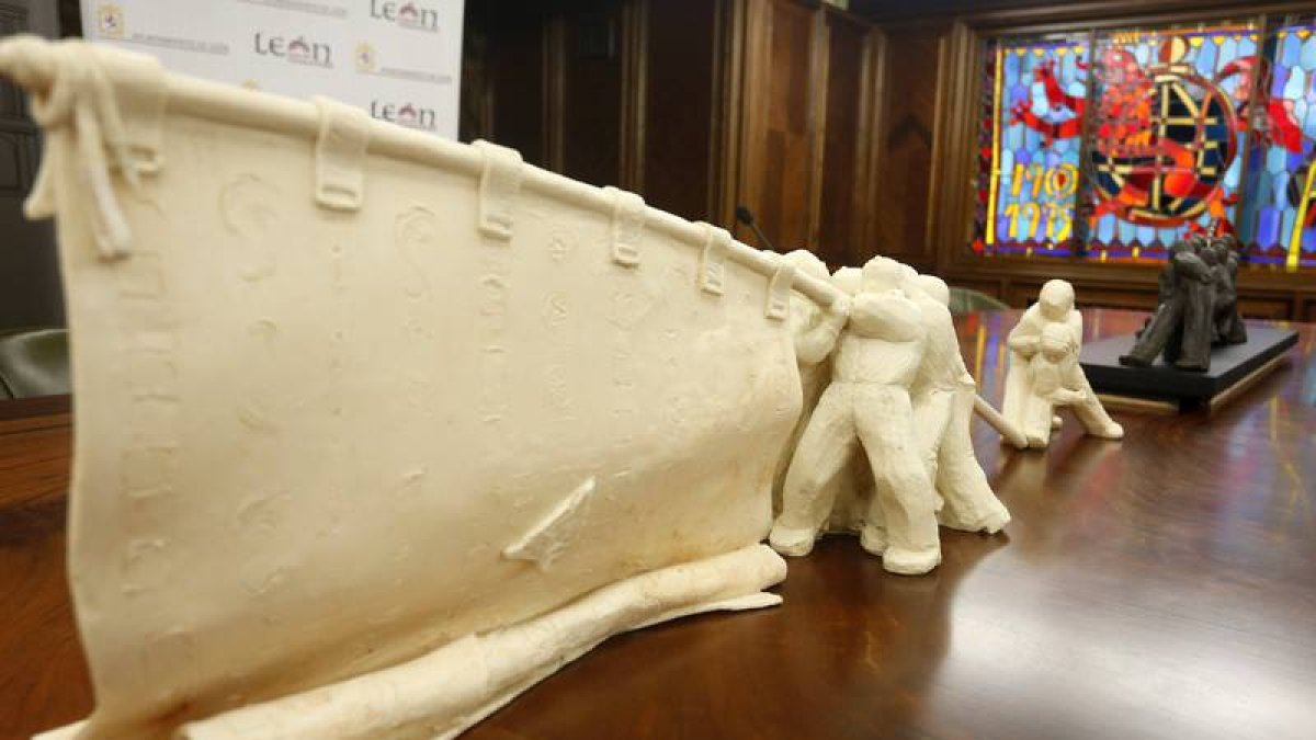 Maqueta de la escultura homenaje a los pendones que se colocará en el explanada del Auditorio