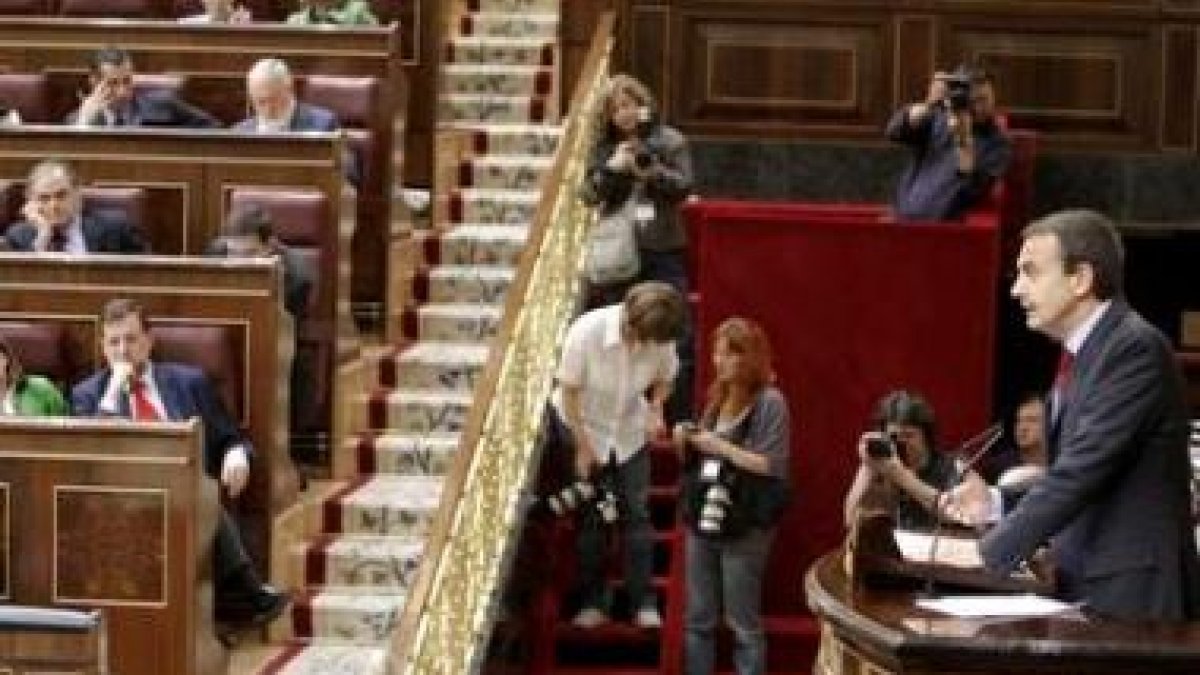 Zapatero, en la tribuna del Congreso, respondió ayer a los grupos minoritarios