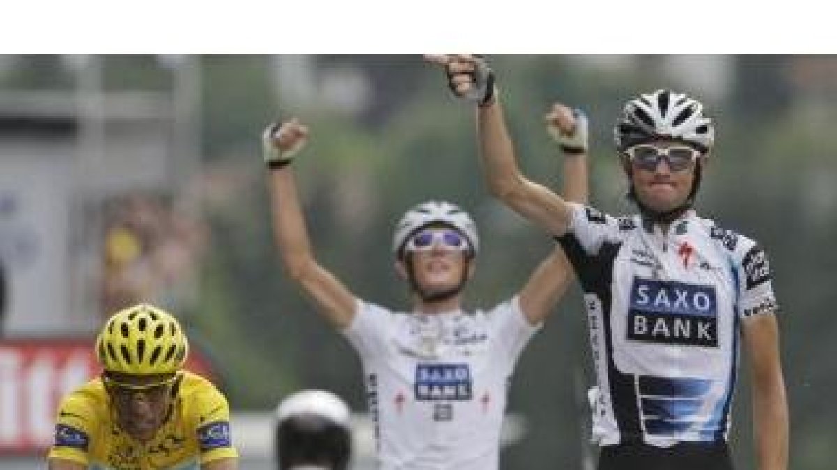 Los hermanos Schleck celebran la victoria de etapa ante Contador.