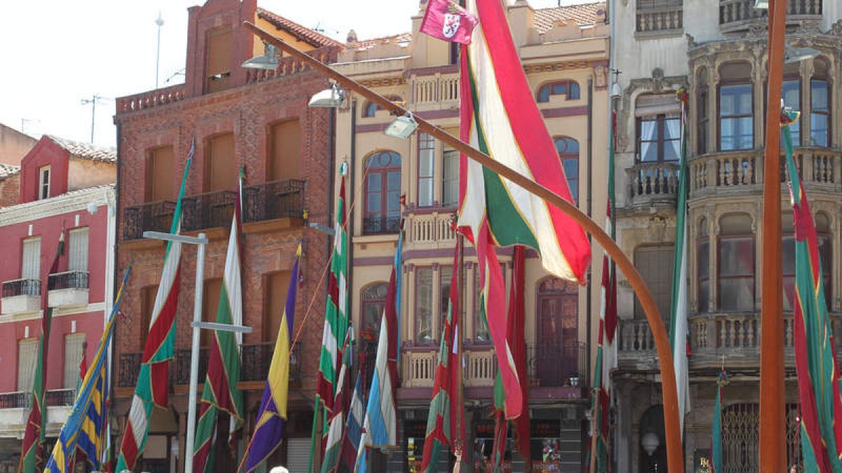 Los pendones se concentrarán el domingo en la Plaza Mayor de La Bañeza. SECUNDINO PÉREZ