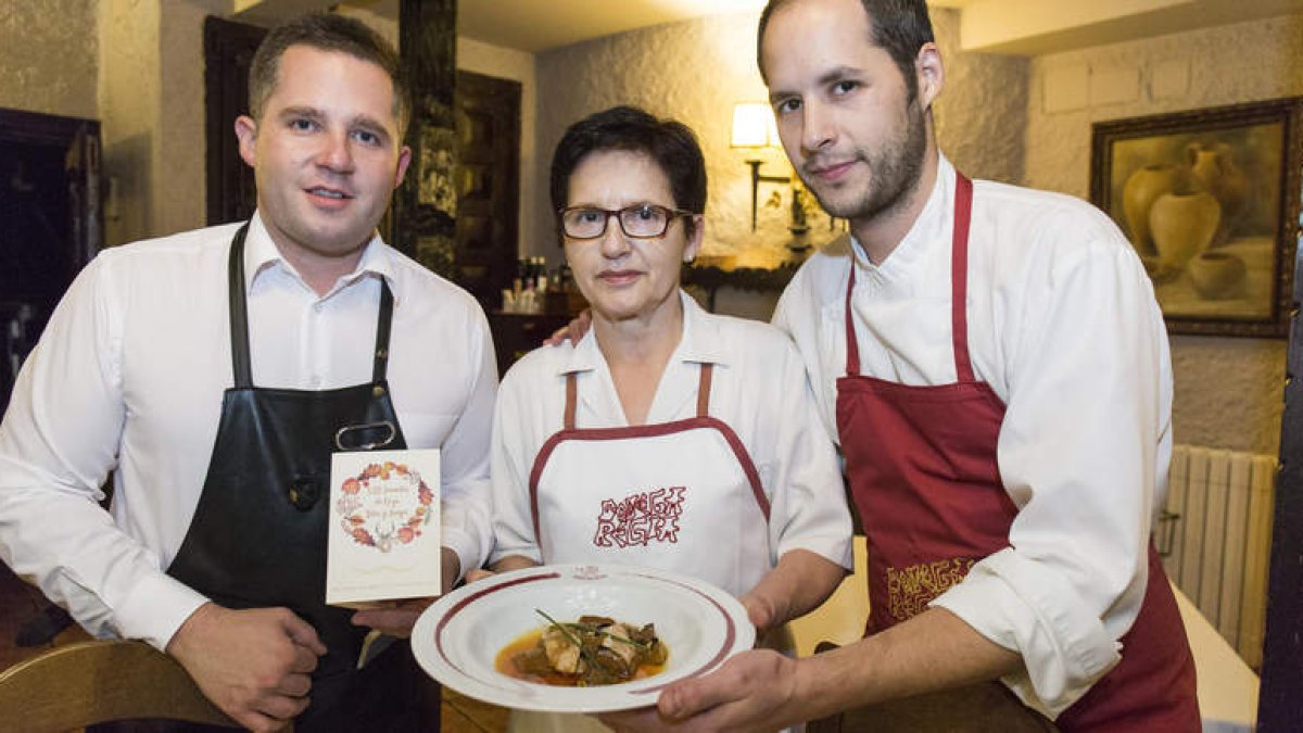 El equipo de cocina del restaurante Bodega Regia, con uno de los platos. FERNANDO OTERO PERANDONES