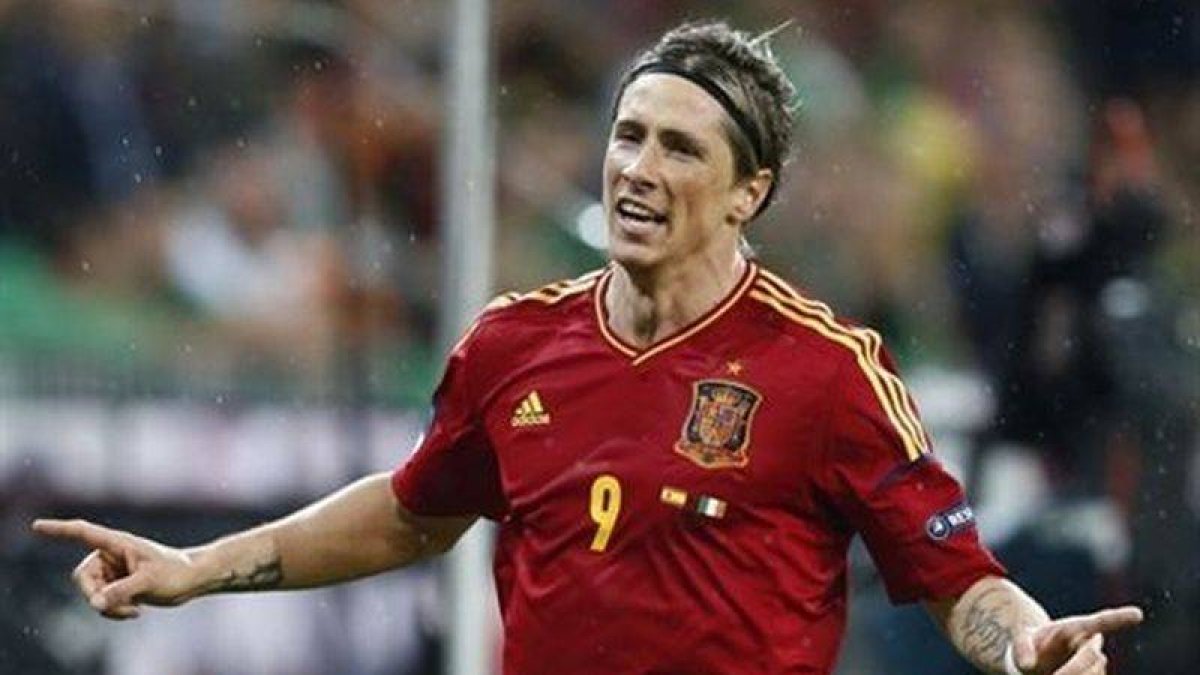 Fernando Torres celebra uno de los dos goles que anotó ante Irlanda.