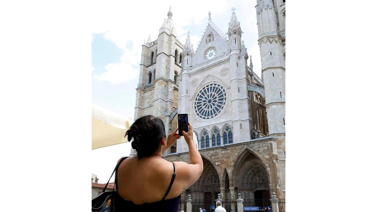 Una turista fotografía la Catedral con su dispositivo móvil. MARCIANO PÉREZ