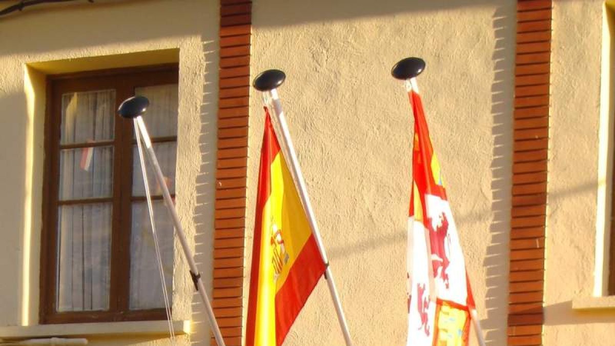 Banderas en un ayuntamiento de un pueblo. EFE