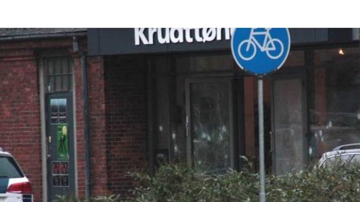Impactos de bala en el café Krudttoenden, en Copenhague, donde se ha producido el atentado