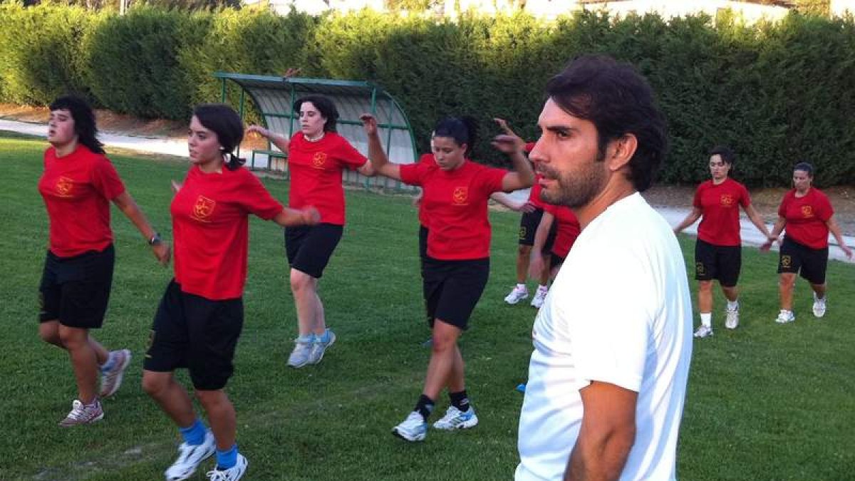 El equipo berciano, de la mano de César, en su primera sesión.