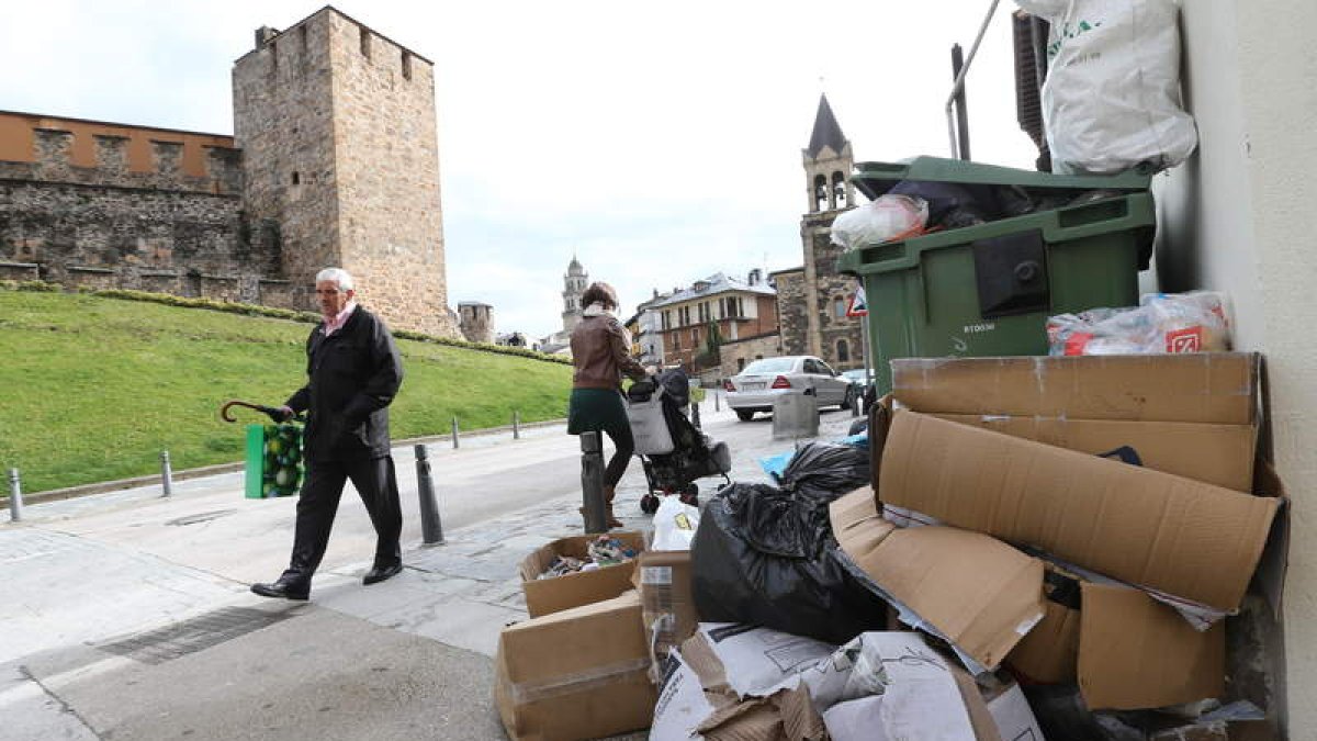 Las imágenes de la basura sin recoger en Ponferrada amenazan con repetirse a partir del 3 de abril. L. D. M.