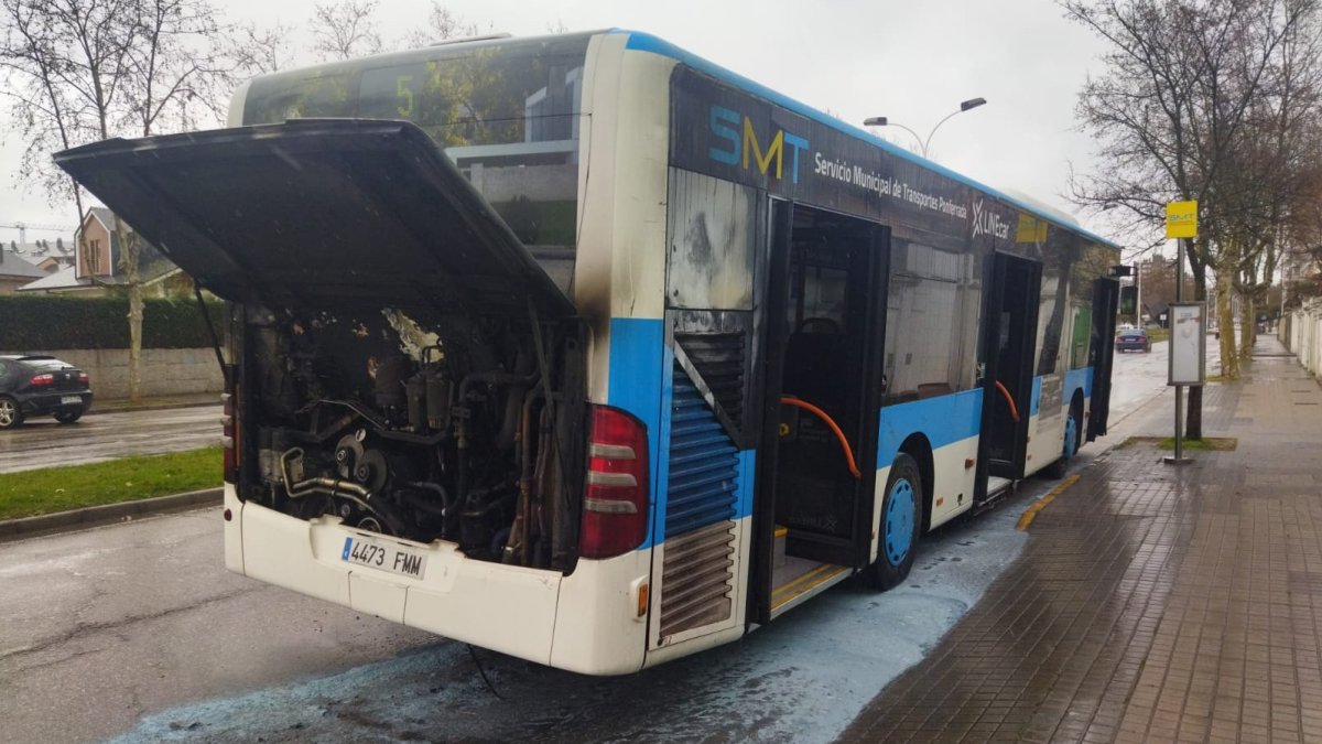 Estado en el que quedó el autobús tras el incendio del motor. DL