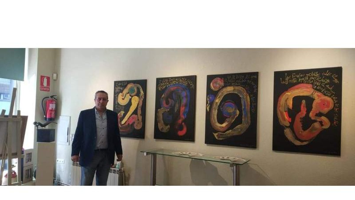 Adolfo Alonso Ares, junto a algunas de las obras presentes en la exposición ‘Pasajes del otoño’ en la Galería Bernesga. DL