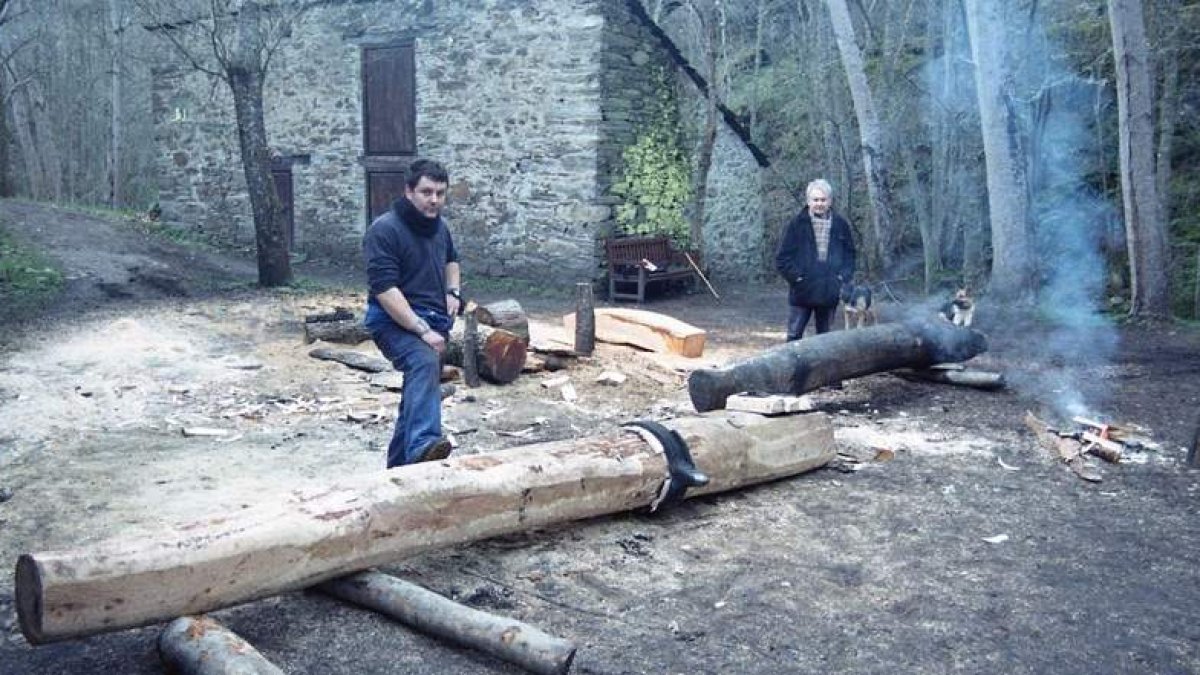Manuel Sánchez, con el tronco empleado para renovar el mazo de la fragua. dl