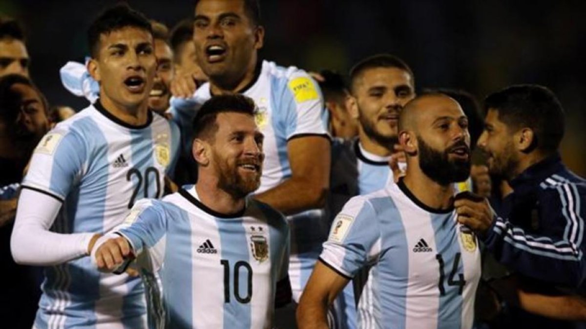 Messi y Mascherano celebran la clasificación de Argentina al Mundial.