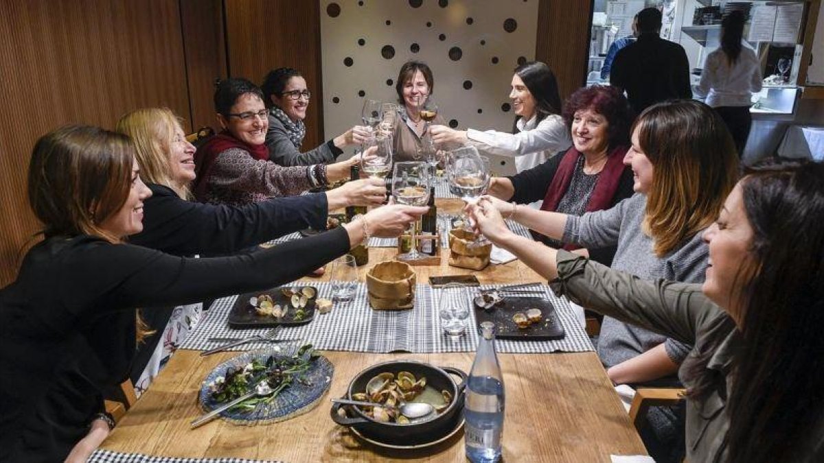 Un grupo de mujeres celebra una comida de empresa y de Navidad en Sant Boi.