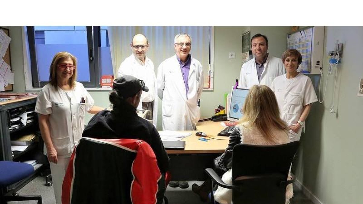 Parte del equipo de Nefrología del Hospital de León: Ana Aguilera, enfermera, Benjamín de León, Mario Prieto y Jorge Estefan, nefrólogos, y Paula López, enfermera, con un paciente.