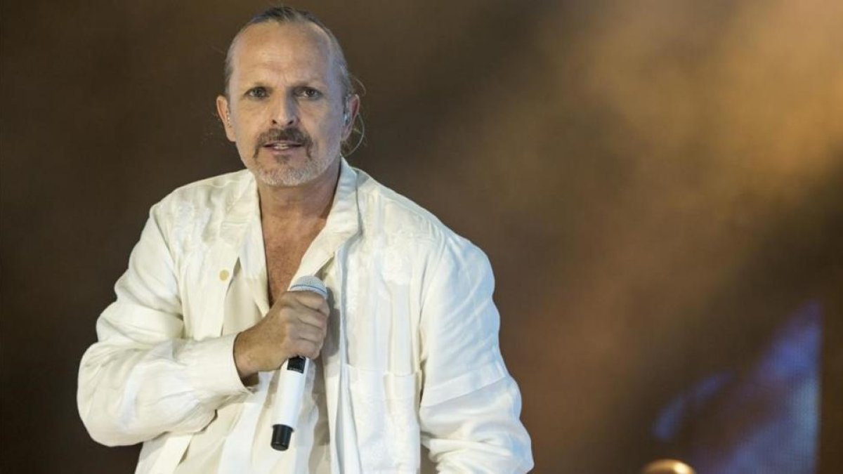 Miguel Bosé, en un concierto en el Palau Sant Jordi en el 2015, un año antes de cumplir 60 años.