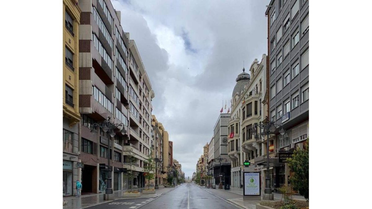Una imagen reciente de la calle Ordoño II completamente vacía de coches sin apenas peatones. DL