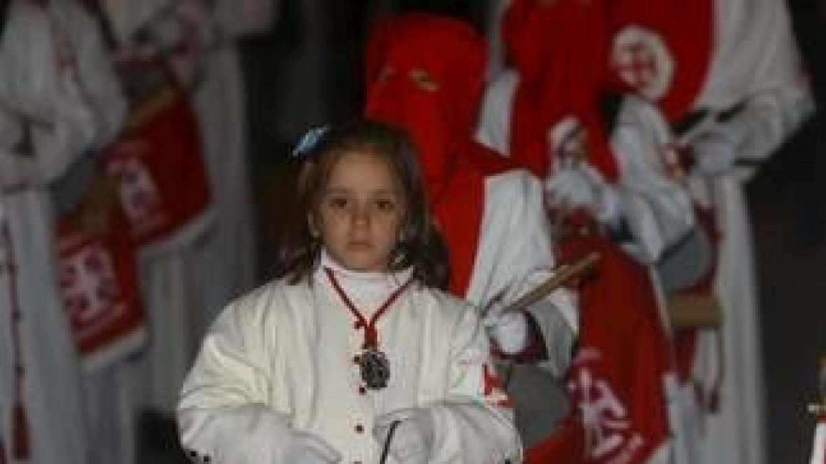 Los niños también disfrutan con las procesiones, ayer en la de la Santa Cena