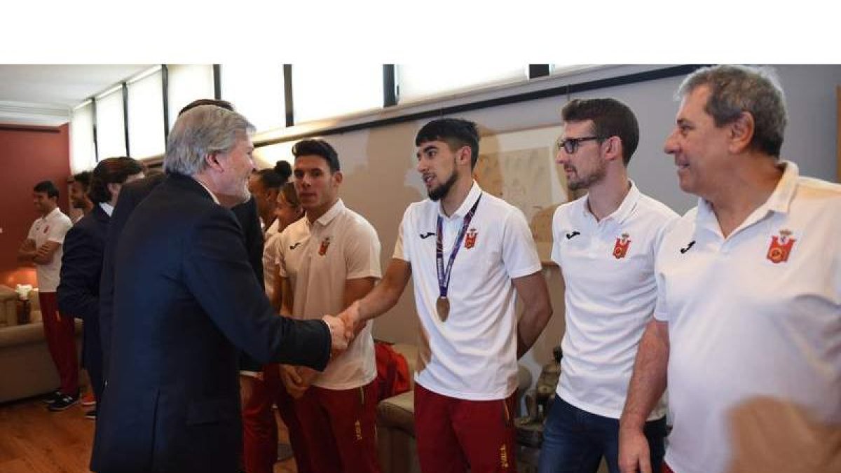 Saúl es felicitado por el ministro Méndez de Vigo (foto superior). Abajo con Ana Peleteiro. CONSEJO SUPERIOR DE DEPORTES