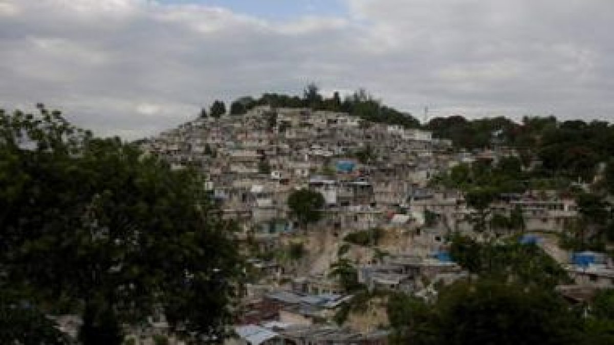 Casas en una ladera en Puerto Príncipe, días antes de cumplirse seis meses del terremoto.