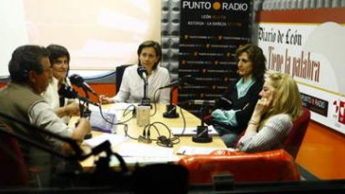 Ricardo Torres, María Rodríguez, la moderadora Nuria González, Arancha Miguélez y Ángeles González