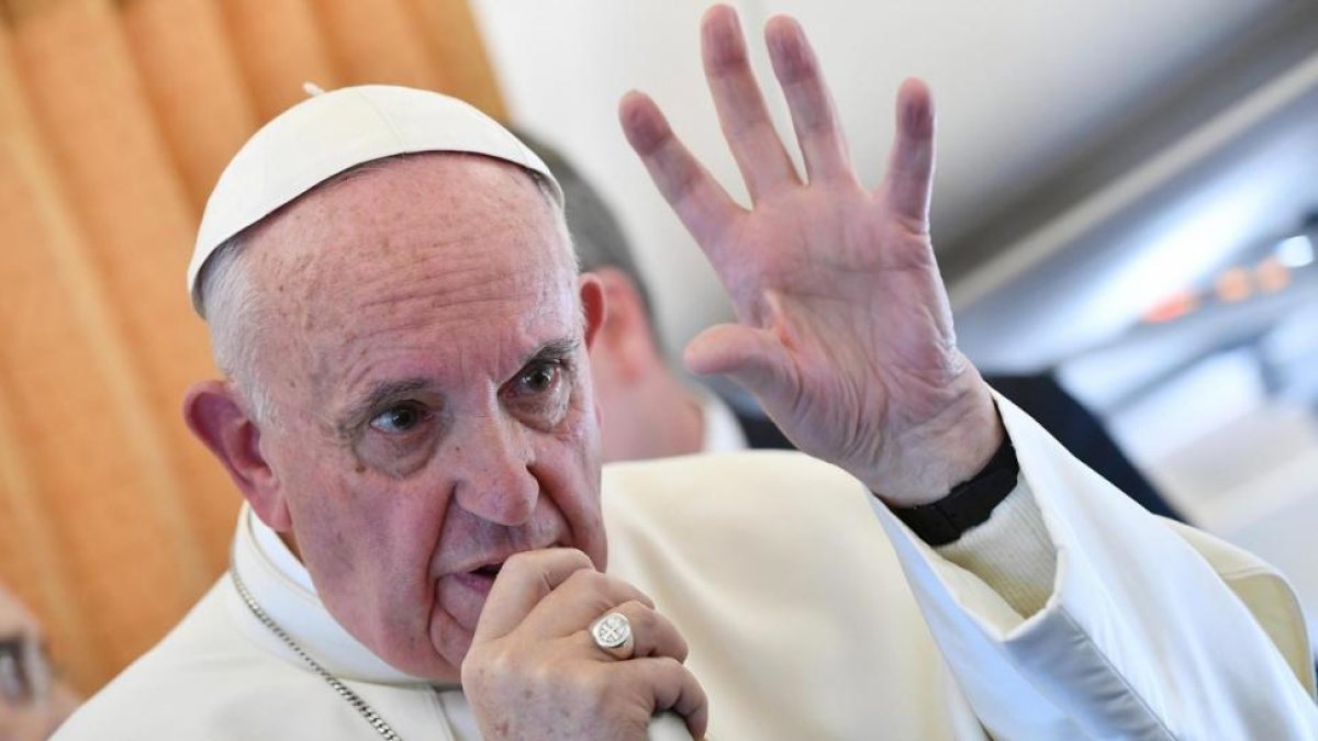 El papa Francisco habla con los periodistas en un avión, el pasado 1 de noviembre.