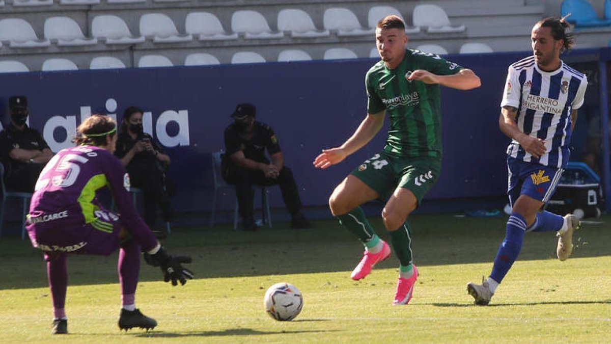 Adri Castellano -d- podría reaparecer hoy después de no poder jugar desde la jornada 1. ANA F. BARREDO