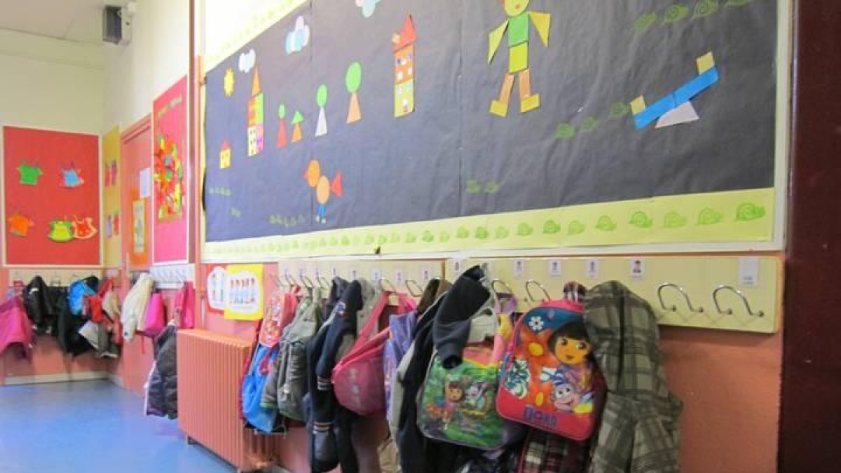 Abrigos de los alumnos en un pasillo de un centro escolar.