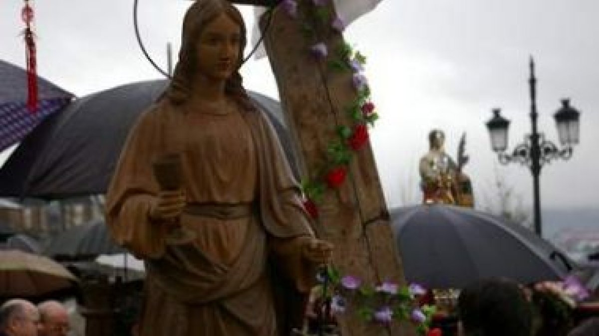 La imagen de Santa Bárbara fue trasladada desde el Santuario hasta la estatua del minero