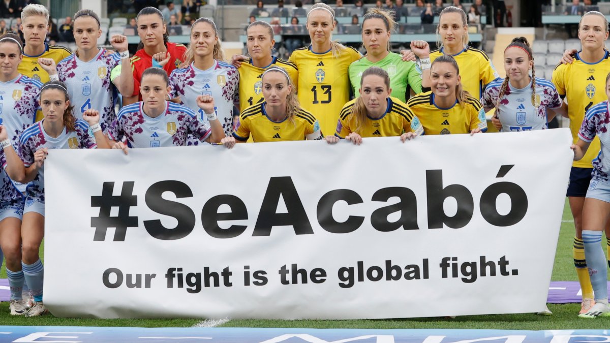 España y Suecia posaron antes del partido con una pancarta en la que se leía #SeAcabó. CÁRDENAS
