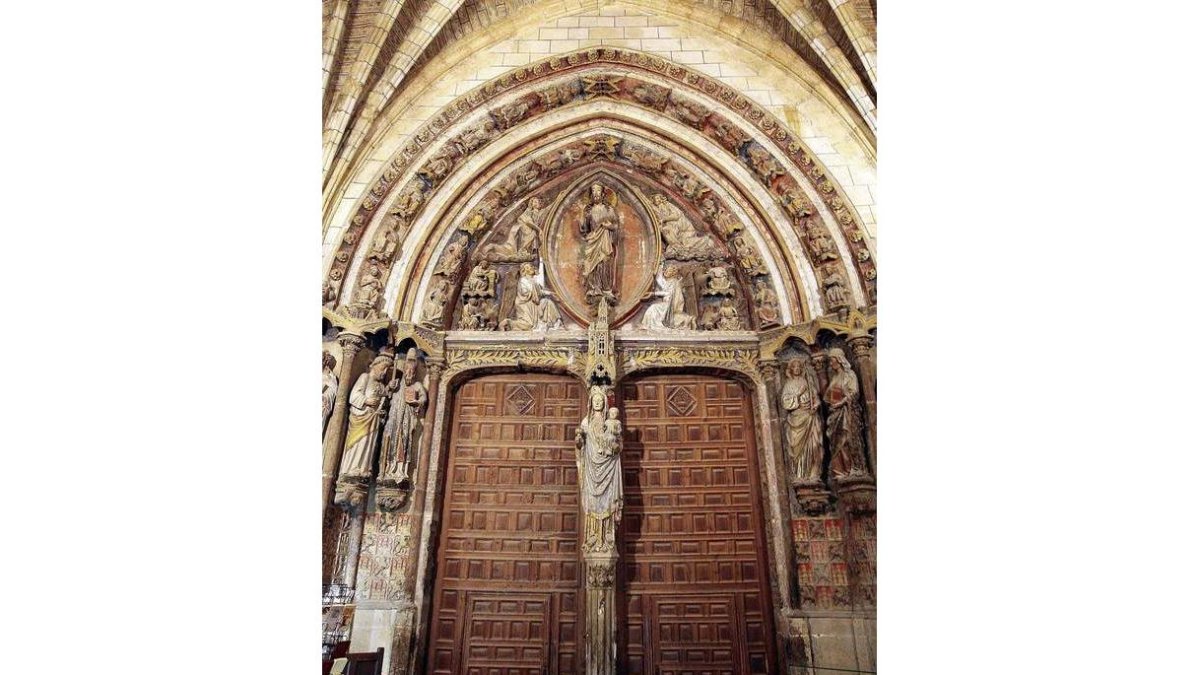 Detalle de la portada de la Virgen del Dado, donde se aprecia aún la policromía.