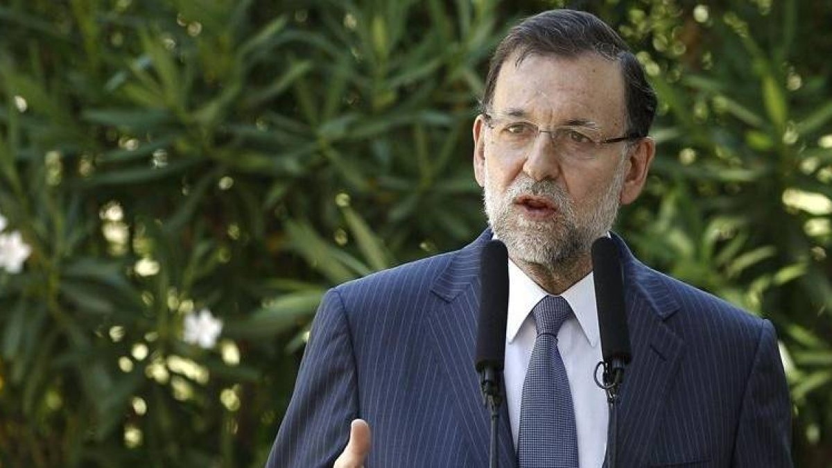 El presidente del Gobierno, Mariano Rajoy, hace unas declaraciones a los medios tras reunirse con el rey Juan Carlos en el único despacho del verano que celebrarán en el Palacio de Marivent.