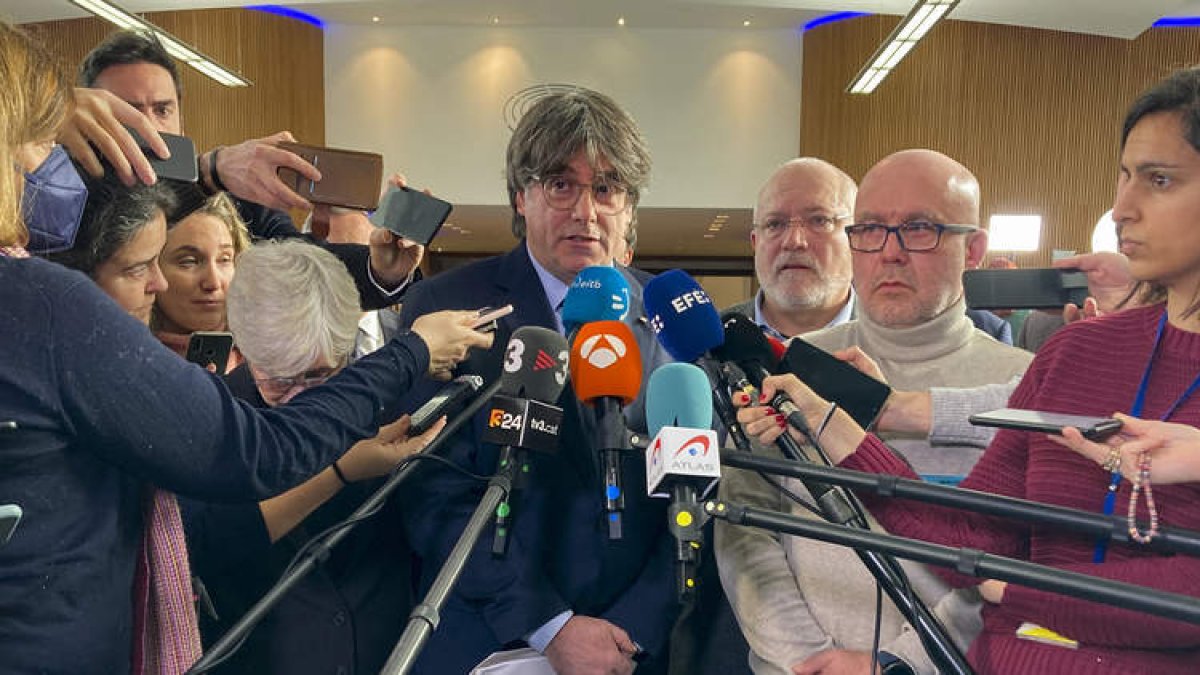 Carles Puigdemont junto a su abogado, ayer en Bruselas tras conocer la decisión del TJUE. LEO RODRÍGUEZ