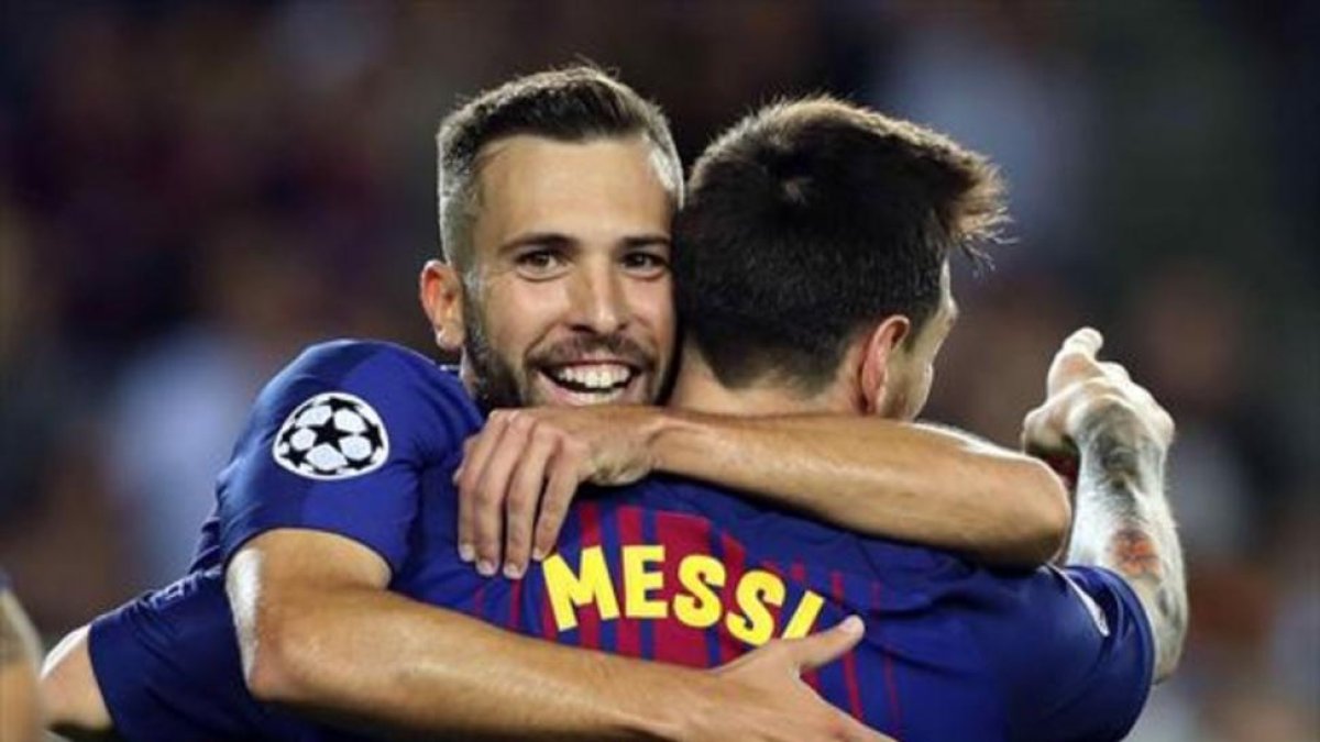 Jordi Alba es felicitado por Messi después de que le diera una asistencia de gol.