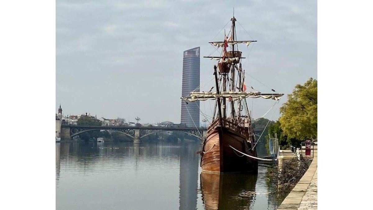 La réplica de la nao ‘Victoria’ situada en el muelle de las Delicias de Sevilla. JAVIER ADRIÁN