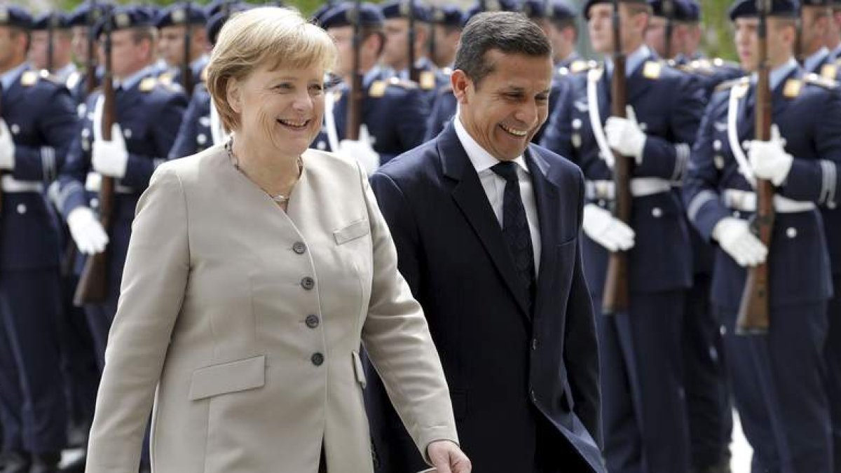 Merkel y Ollanta Humala, ayer, en Berlín.