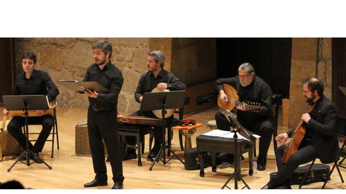 Imagen del grupo Eloqventia, que dirige Alejandro Villar, durante un concierto. DL