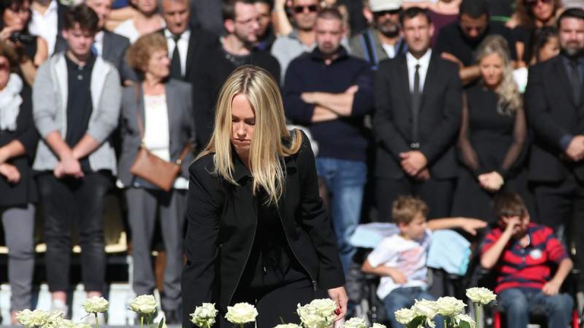 Rosas blancas en recuerdo de las 86 víctimas de Niza. ERIC GAILLARD