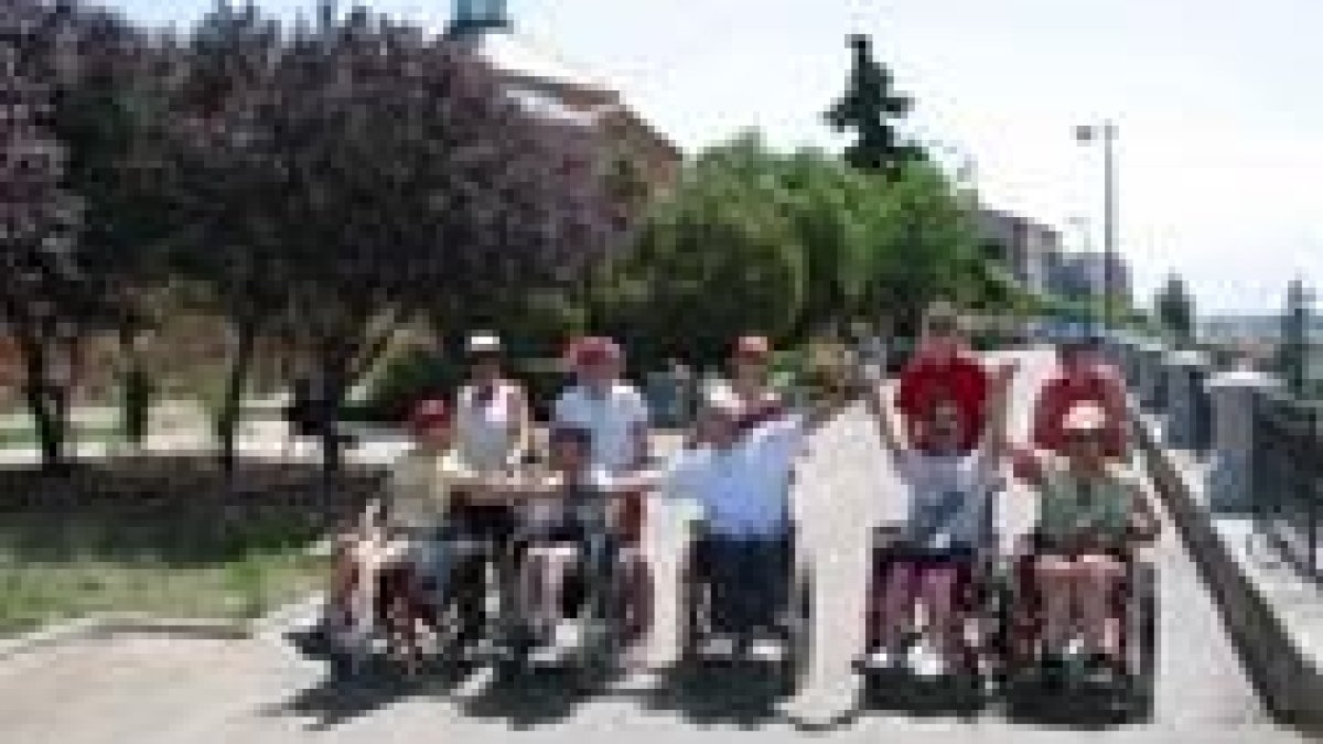 Algunos de los participantes en el Camino de Santiago para disminuidos