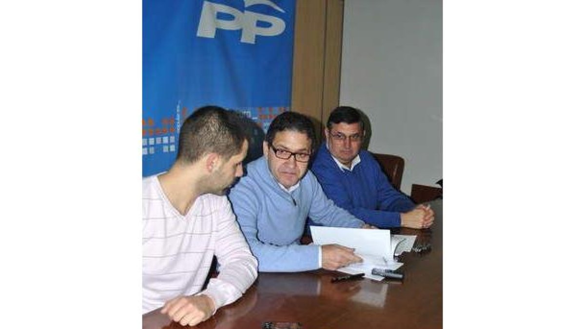 Bello, Canedo y González, en la presentación del informe.