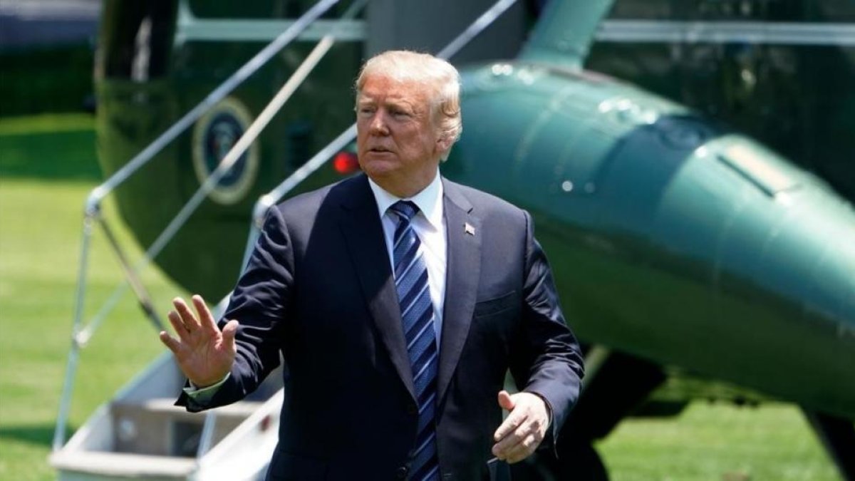 Trump saluda tras bajar del helicóptero que le ha trasladado de regreso a la Casa Blanca, este viernes.