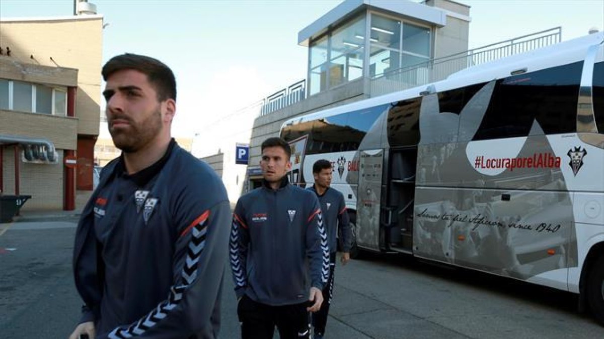 Los jugadores del Albacete, llegando ayer al Clínico de Zaragoza, donde quedó ingresado Pelayo Novo.