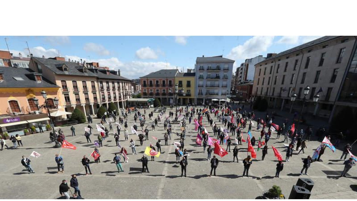 La concentración se celebró en la plaza del Ayuntamiento de Ponferrada, respetando las medidas de seguridad. L. DE LA MATA