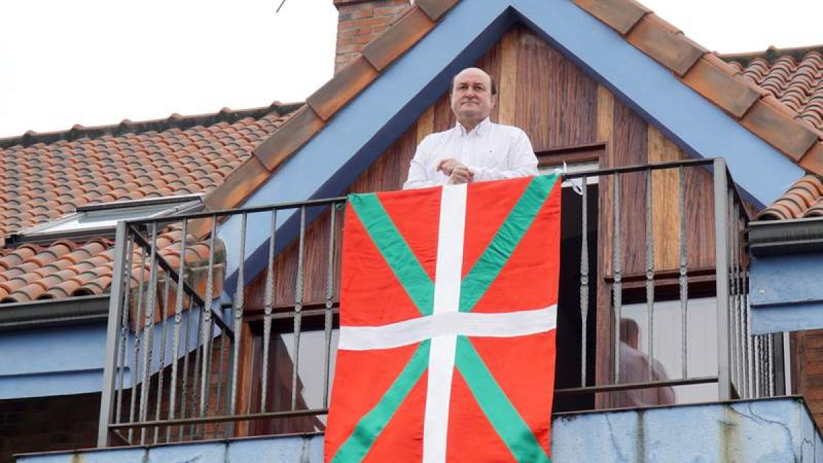 El presidente del PNV, Andoni Ortuzar, en el balcón de su domicilio. EFE