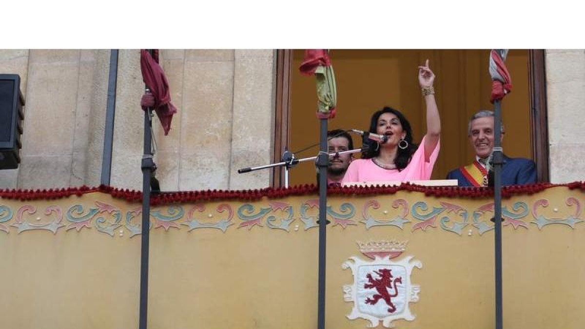 Arriba, Ruth Fernández durante el pregón acompañada por el alcalde. Abajo a la izquierda, Carolina Rodríguez siguiendo el discurso de su entrenadora.