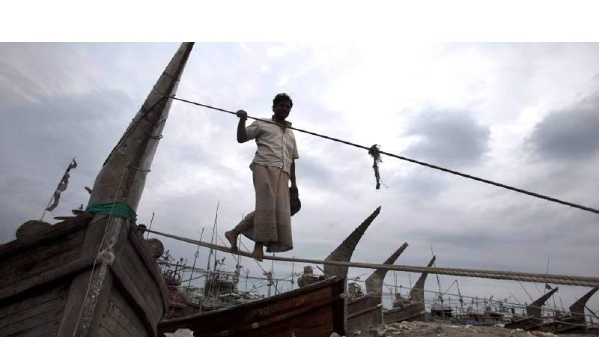 Un pescador en el río Karnafuli pese a la previsión de la llegada de un ciclón.